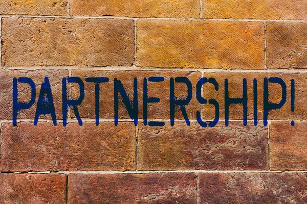 Fogalmi kézzel írás partnerség mutatja. Üzleti fénykép bemutató Egyesület két vagy több mutatja a partnerek együttműködési egység Brick Wall art Graffiti mint motivációs falra írt. — Stock Fotó