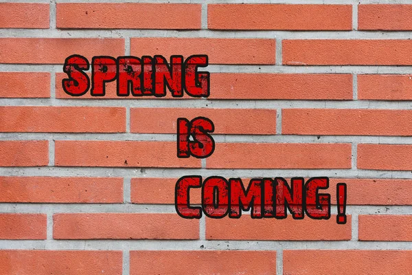 Der Textfrühling naht. Business-Konzept für die Saison nach dem Winter, in der Vegetation beginnt Ziegelwandkunst wie Graffiti Motivationsaufruf an die Wand geschrieben erscheinen. — Stockfoto