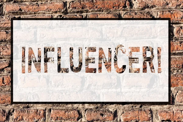 Parola scrittura testo Influencer. Business concept per persone che influenzano e influenzano le decisioni opinioni degli altri Brick Wall art like Graffiti motivational call written on the wall . — Foto Stock