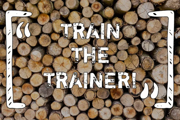 Szöveg írása Train The Trainer szó. Üzleti koncepció a tanulás technika diák tanároknak fa háttér szüreti fa vad üzenet ötletek szándékok gondolatok. — Stock Fotó