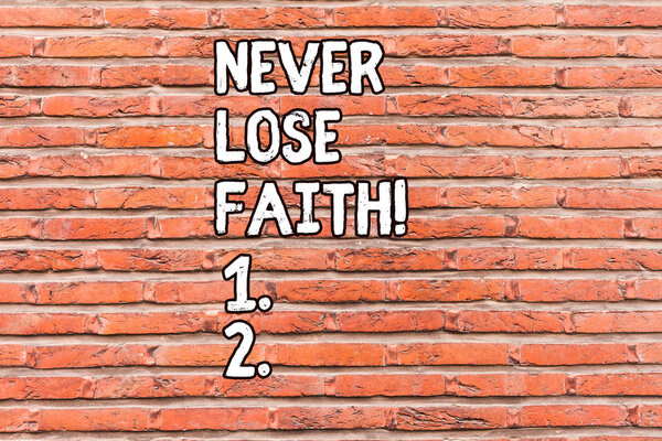 Концептуальный почерк, показывающий "Никогда не теряй веру". Деловые фото демонстрации не перестают верить в кого-то или что-то или сомнительные Кирпичные стены искусства, как граффити мотивационные написаны на стене
.