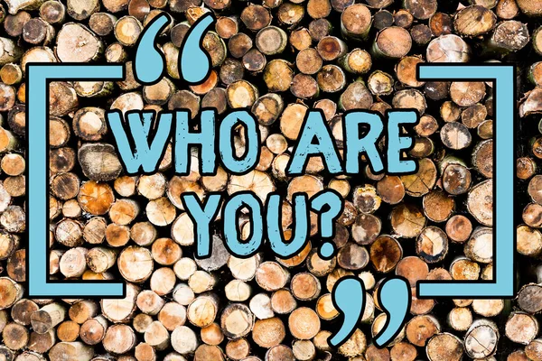 A kézírás szöveg ki van kérdés. Koncepció értelmében kérdezett az azonosság vagy demonstratingal információt fa háttér szüreti fa vad üzenet ötletek szándékok gondolatok. — Stock Fotó