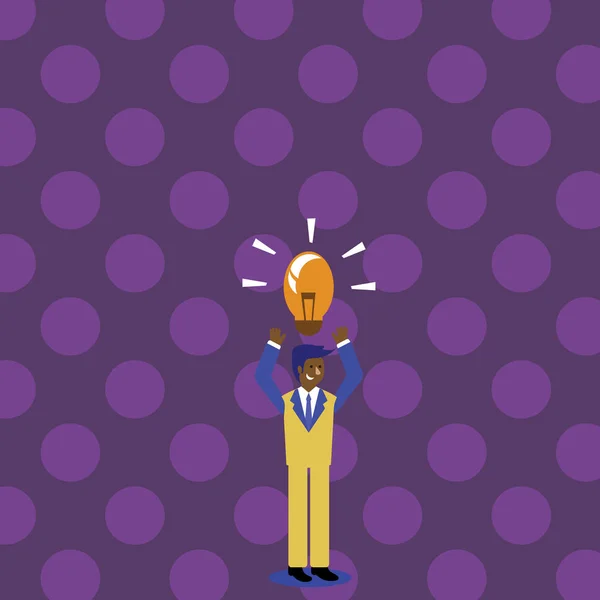 Illustrazione di uomo d'affari in giacca e cravatta in piedi e alzare le braccia verso l'alto con lampadina illuminata Idea Icona sopra la testa. Concetto di sfondo creativo per il lancio di nuovi prodotti o servizi . — Vettoriale Stock