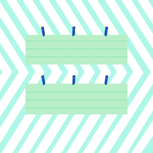 Двухцветный полосатый полосатый подкладка лист бумаги висит с помощью Clothespin. Идея для заполнения, напоминания, приглашения, этикетки, канцелярских принадлежностей и музыкальных нот . — стоковый вектор