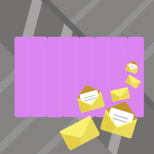 Satz geschlossener und geöffneter Umschläge mit eingestecktem Papier. verschiedene Größen von goldenen Buchstabengehäusen in einer Ecke. leerer Raum bunt pastellfarbig geschnittene Kante Bastelpapier. — Stockvektor