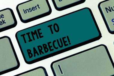 Zaman-Barbekü gösterilen metin işareti. Kavramsal fotoğraf dinlenirken pişirme et tavuk domuz ızgara yaz etkinliği klavye tuşuna basarak tuş takımı fikir bilgisayar ileti oluşturmak için niyet.