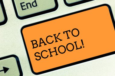 Okul için gösterilen metin işareti. Çantanı, kalem, kitap, kırtasiye klavye tuşuna basarak tuş takımı fikir bilgisayar ileti oluşturmak için niyet satın almak için doğru zaman kavramsal fotoğraf.