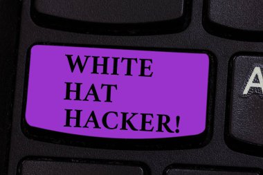 Word metin beyaz şapka Hacker yazma. İş kavramı klavye tuşuna basarak tuş takımı fikir bilgisayar ileti oluşturmak için niyet sınama penetrasyon bilgisayar güvenlik uzman uzman için.