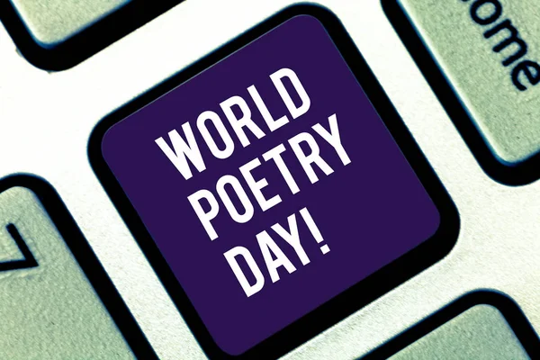 Handgeschreven tekst schrijven World Poetry Day. Begrip betekenis wereldwijd literatuur viering lezing boeken tijd toets op het toetsenbord te willen maken van computer bericht op idee van het toetsenbord te drukken. — Stockfoto