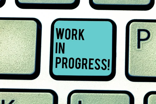 Conceptuele hand schrijven weergegeven: Work In Progress. Zakelijke foto tekst werk nog steeds wordt ontwikkeling project business strategie toets op het toetsenbord te willen maken van computer bericht idee. — Stockfoto