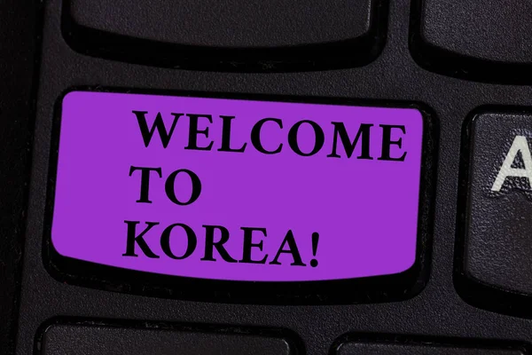 Word pisanie tekstu Zapraszamy do Korei. Koncepcja biznesowa na przyjazd do klawisz klawiatury innej kultury Azji kraj nowoczesny zamiar utworzyć wiadomość komputer naciskając klawisz klawiatury, pomysł. — Zdjęcie stockowe