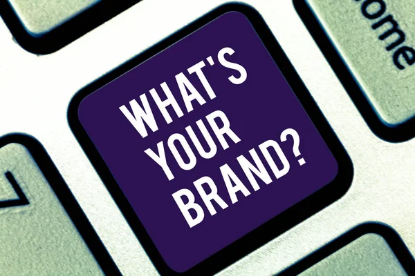 Почерк написания текста What S Your Brand. Концепция смысл Дайте нам знать вашу идентичность как компании бизнес-маркетинга Клавиатура клавиши Намерение создать компьютерные сообщения нажатием клавиатуры идея . — стоковое фото