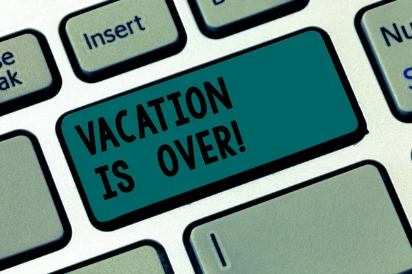 Tekst teken weergegeven: vakantie Is Over. Conceptuele foto einde van pauze goede herinneringen van trips en ontspannende tijd toets op het toetsenbord te willen maken van computer bericht op idee van het toetsenbord te drukken. — Stockfoto