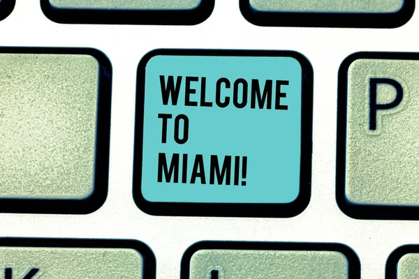 Escritura a mano conceptual que muestra Bienvenido a Miami. Texto de la foto de negocios Llegada a la ciudad soleada de Florida vacaciones de playa Teclado clave Intención de crear una idea de mensaje de computadora . — Foto de Stock
