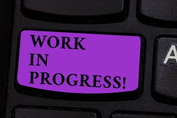 Texto de escritura de palabras Work In Progress. Concepto de negocio para el trabajo todavía se está haciendo el desarrollo de la estrategia de negocio del proyecto Teclado clave La intención de crear mensaje de ordenador presionando la idea del teclado . — Foto de Stock