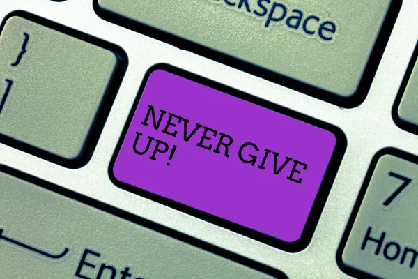 Handgeschreven tekst schrijven nooit Give Up. Concept, wat betekent dat persistent jezelf motiveren slagen nooit blik terug toets op het toetsenbord te willen maken van computer bericht op idee van het toetsenbord te drukken. — Stockfoto