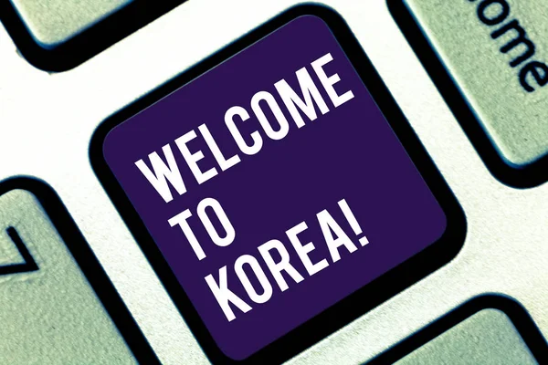Handschriftliches Textschreiben willkommen in Korea. Konzept bedeutet Ankunft in einem modernen asiatischen Land andere Kultur Tastatur Schlüsselabsicht, Computer-Nachricht drücken Tastatur Idee zu erstellen. — Stockfoto