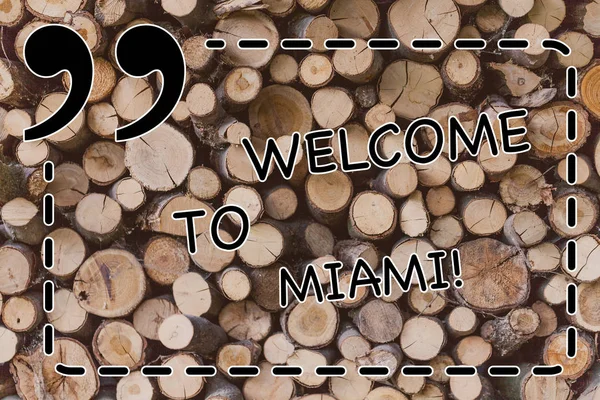 Señal de texto que muestra Bienvenido a Miami. Foto conceptual Llegando a Florida soleado ciudad verano playa vacaciones Fondo de madera vintage madera salvaje mensaje ideas intenciones pensamientos . — Foto de Stock