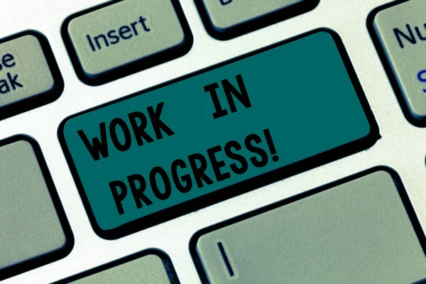 Tekst teken weergegeven: Work In Progress. Conceptuele foto werk nog steeds wordt ontwikkeling project business strategie toets op het toetsenbord te willen maken van computer bericht op idee van het toetsenbord te drukken. — Stockfoto