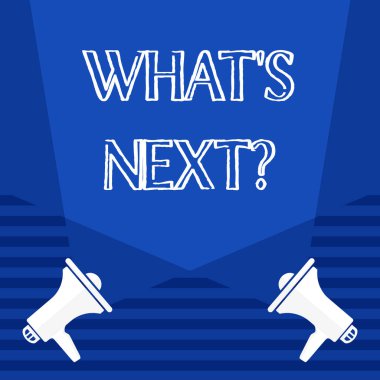 Sonraki soru ne S gösteren metin işareti. Kavramsal fotoğraf onun gelecek eylemleri veya davranışları hakkında gösteren soran boş çift Spotlight yukarı Iki Megaphones yukarı katta crisscrossing.