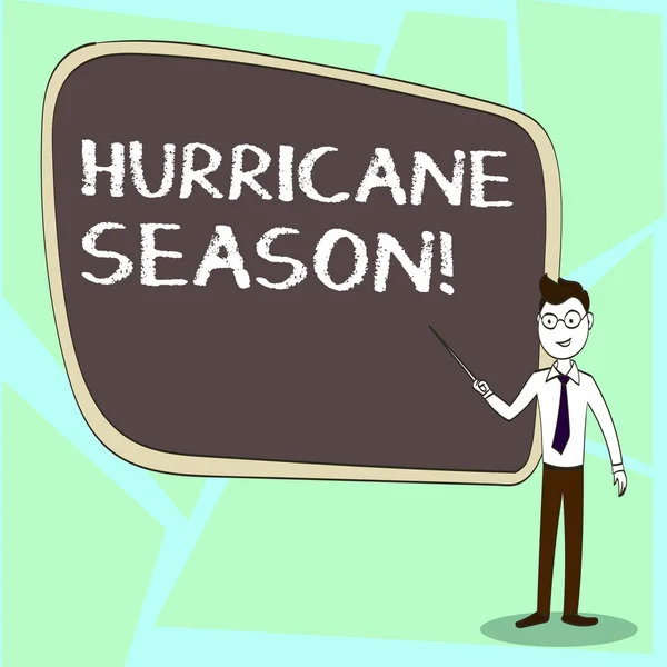 Pisanie notatki pokazujące Hurricane Season. Business Photo gablota czas, kiedy większość tropikalnych cyklonów oczekuje się rozwijać pewny człowiek w krawat, okulary i trzymać wskazując na pokładzie. — Zdjęcie stockowe