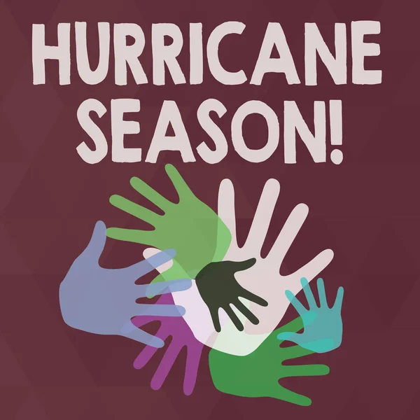 Słowo pisanie tekstu Hurricane Season. Koncepcja biznesowa dla czasu, gdy większość tropikalnych cyklonów oczekuje się rozwijać kolorowe znaki strony różnej wielkości nakładające się na pracę zespołową i kreatywność. — Zdjęcie stockowe