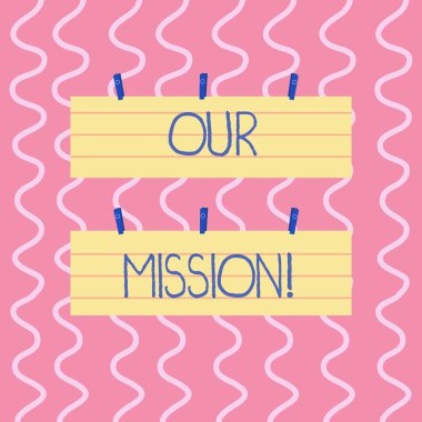 Bizim görev gösterilen metin işareti. Mevcut ve gelecekteki hedefleri iki renk boş şerit boyutu çizgili kağıt levha asılı kullanarak mavi Clothespin seçtiğiniz için kavramsal fotoğraf net rehber hizmet vermektedir.