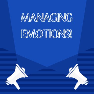 Duyguların yönetilmesini gösteren metin işareti. Kavramsal fotoğraf yeteneği duygularına açık olmak ve kendi içinde onları modülate Blank çift Spotlight yukarı Iki Megaphones yukarı yerde crisscrossing.