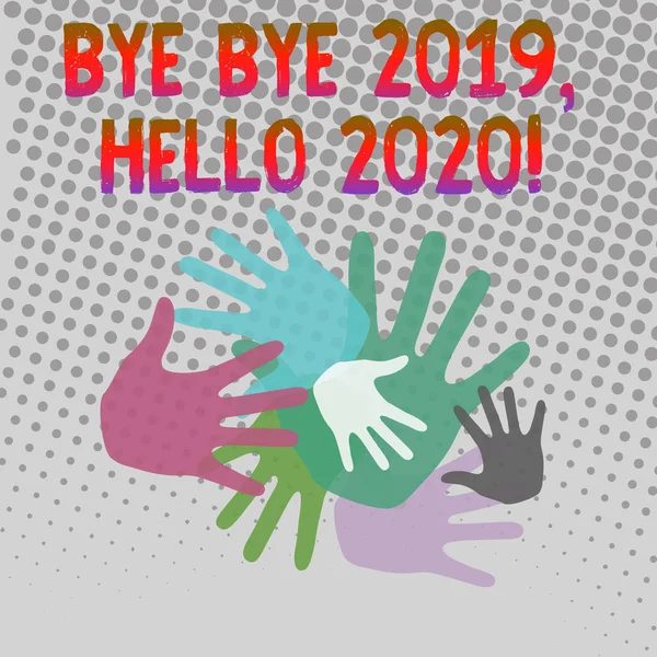 Bye Bye 2019 こんにちは 2020 を示すメモを書きます。事業写真展示昨年に別れを言って、チームワークと創造性の別良い 1 つの手のマークの異なるサイズを歓迎. — ストック写真
