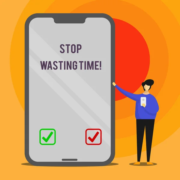Texto de escritura de palabras Deje de perder el tiempo. Concepto de negocio para asesorar a la demostración o grupo de empezar a planificar y utilizar sabiamente Hombre Presentando enorme pantalla en blanco Smartphone mientras sostiene otro móvil . —  Fotos de Stock