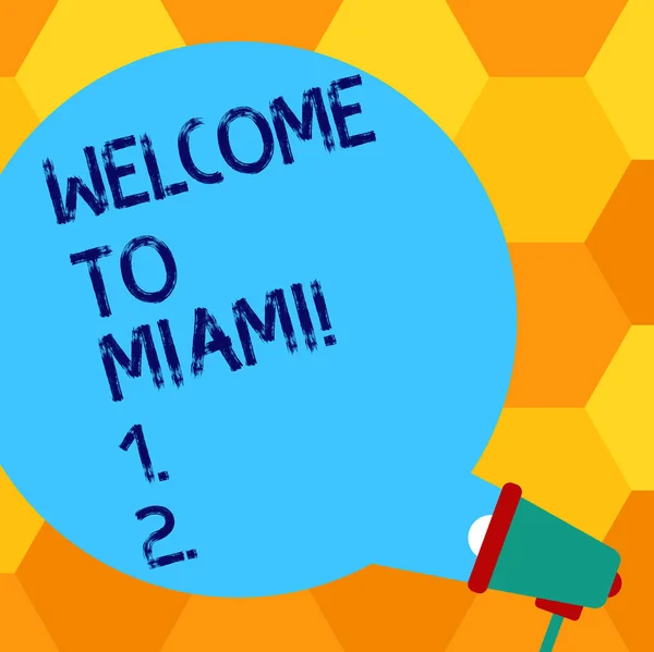 Handgeschreven tekst schrijven Welkom naar Miami. Begrip betekenis Arriving naar Florida zonnige stad strand zomervakantie lege ronde kleur toespraak Bubble Coming Out of megafoon voor aankondiging. — Stockfoto