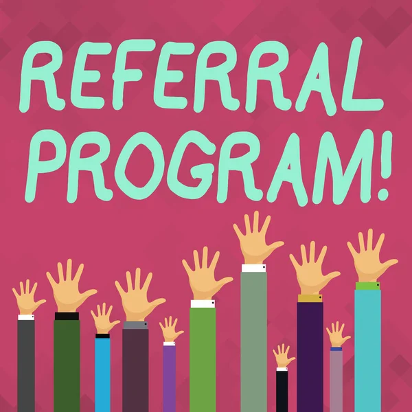 Word writing text referral program. Geschäftskonzept für interne Rekrutierungsmethode, die von Organisationen angewendet wird, die Hände mehrerer Geschäftsleute erheben sich über den Kopf, Handfläche nach vorne gerichtet. — Stockfoto