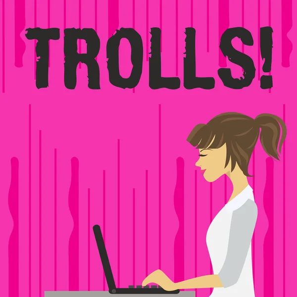 Κείμενο πινακίδα που δείχνει Trolls. Εννοιολογική φωτογραφία απόσπαση προκλητικές φλεγμονώδη μηνύματα φωτογραφία νέοι πολυάσχολη γυναίκα κάθεται Side View και εργασίας για το Laptop της Online ταραχοποιών. — Φωτογραφία Αρχείου