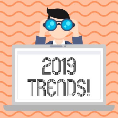 Kavramsal el 2019 Trendler gösterilen yazma. Hangi bir şey gelişmekte olan ya da değişen adam tutarak ve Looking genel yönde dürbün arkasında Laptop ekran içine vitrine iş fotoğraf.