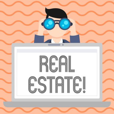 Kavramsal el gayrimenkul gösterilen yazma. Sahibi olan özellik boş arazi ve Binalar adam tutarak ve Looking dürbün arkasında Laptop ekran oluşan vitrine iş fotoğraf.