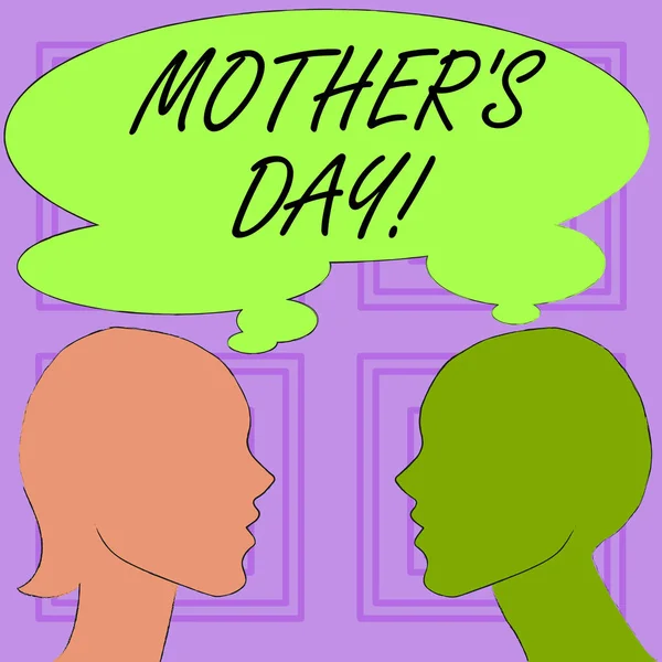 Концептуальный почерк, показывающий День Матери С. Деловые фото день в году, где матерей особенно чествуют дети Силуэт Sideview профиль мужчины и женщины мыслепузырь . — стоковое фото