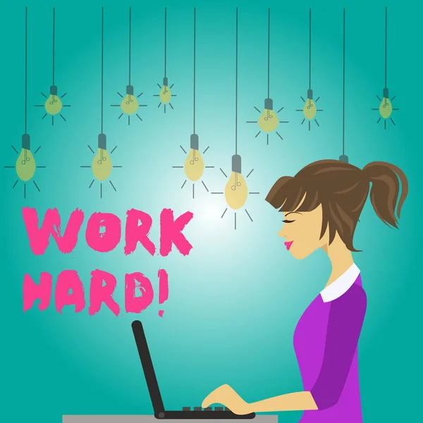 Szöveg írása Work Hard Word. Üzleti koncepció valaki, hogy hozza erőfeszítést tesz, és befejezése feladatokat fotó elfoglalt fiatal nő ül oldalán megtekintéséhez és a munka rajta laptop. — Stock Fotó