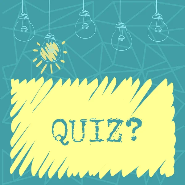 Handskrift text Quizquestion. Begreppet innebär kort tester utvärdering undersökning att kvantifiera dina kunskaper ställa av Transparent glödlampor hängande med glödtråd och en är i belyst ikon. — Stockfoto