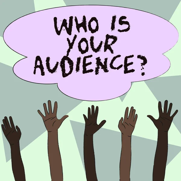 Znak tekstowy pokazuje kto jest Twoja publiczność pytanie. Koncepcyjne zdjęcie, który jest oglądania lub słuchania to wielorasowe różnorodność ręce podnoszenie w górę sięgnąć Colorful Chmura duży. — Zdjęcie stockowe