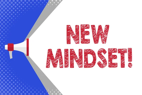 Почерк тексту, що пише New Mindset. Концепція, що означає ментальне ставлення до демонстрацій відповіді на певні ситуації Megaphone Розширення можливостей діапазону гучності порожній промінь . — стокове фото