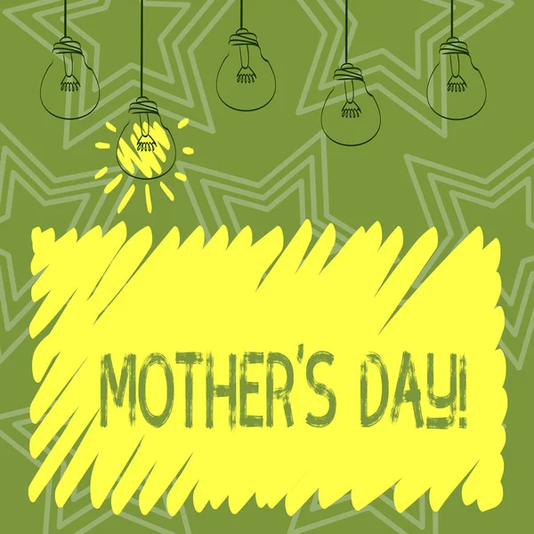 Письменный почерк День Матери С. Концепция означает день года, когда матери особенно почитаются детьми Набор прозрачных лампочек висит на волоске и один в зажженной иконе . — стоковое фото