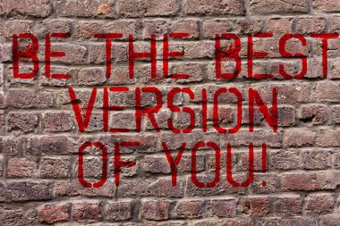 Size En Iyi sürümü olduğunu gösteren Not yazma. Duvar üzerine yazılmış Graffiti motivasyon çağrısı gibi tuğla duvar sanatı geliştirmeye başlamak nereye uzağa hareket edecek iş fotoğrafı vitrine.