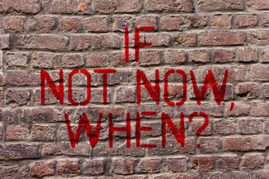 Eğer şimdi değilse soru gösteren Not yazma. Bu andan itibaren hareket start vitrin iş fotoğrafı duvar üzerine yazılmış Graffiti motivasyonel çağrı gibi tuğla duvar sanatı tereddüt etmeyin.