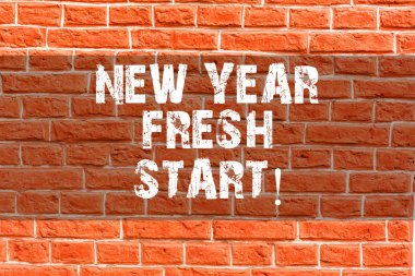 Yeni yıl taze başlangıç gösteren Not yazma. İş fotoğraf vitrine zaman çözünürlüklerde duvar üzerine yazılmış Graffiti motivasyonel çağrı gibi rüya iş tuğla duvar sanatı ulaşmak izleyin.