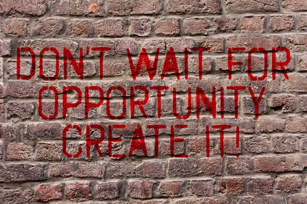 Escribir nota mostrando Don T Esperar Oportunidad Crear. Foto de negocios mostrando el trabajo duro en sí mismo y comenzar a partir de ahora arte de la pared de ladrillo como Graffiti llamada motivacional escrita en la pared . —  Fotos de Stock