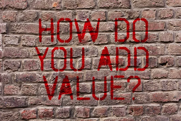 Note d'écriture montrant comment ajouter de la valeur Question. Photo d'affaires montrant améliorer le processus de production de l'entreprise de travail Brick Wall art comme Graffiti appel motivationnel écrit sur le mur . — Photo