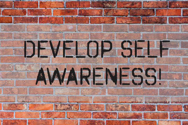 Текст почерка Развитие самопознания. Концепция означает то, что вы думаете, что вы становитесь мотивировать и расти Кирпичные стены искусства, как граффити мотивационный вызов написан на стене
.