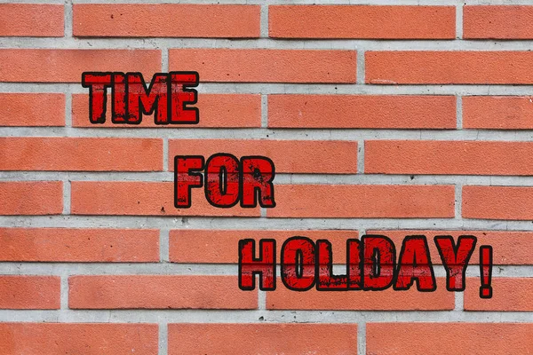 Word pisanie tekstu czas na wakacje. Koncepcja biznesowa mówienia komuś, że ten moment na odpoczynek lato Plaża Brick Wall sztuki jak graffiti motywacyjne wezwanie napisane na ścianie. — Zdjęcie stockowe
