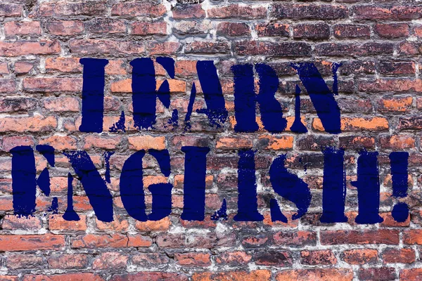 Texto para caligrafia Aprenda inglês. Conceito ganho de significado adquirir conhecimento em nova linguagem por estudo Brick Wall arte como Graffiti chamada motivacional escrito na parede . — Fotografia de Stock