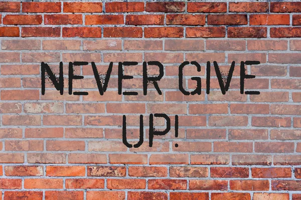 Почерк никогда не сдавайся. Концепция означает быть настойчивым мотивировать себя преуспеть никогда не оглядываться назад Кирпичные стены искусства, как граффити мотивационный вызов написан на стене . — стоковое фото